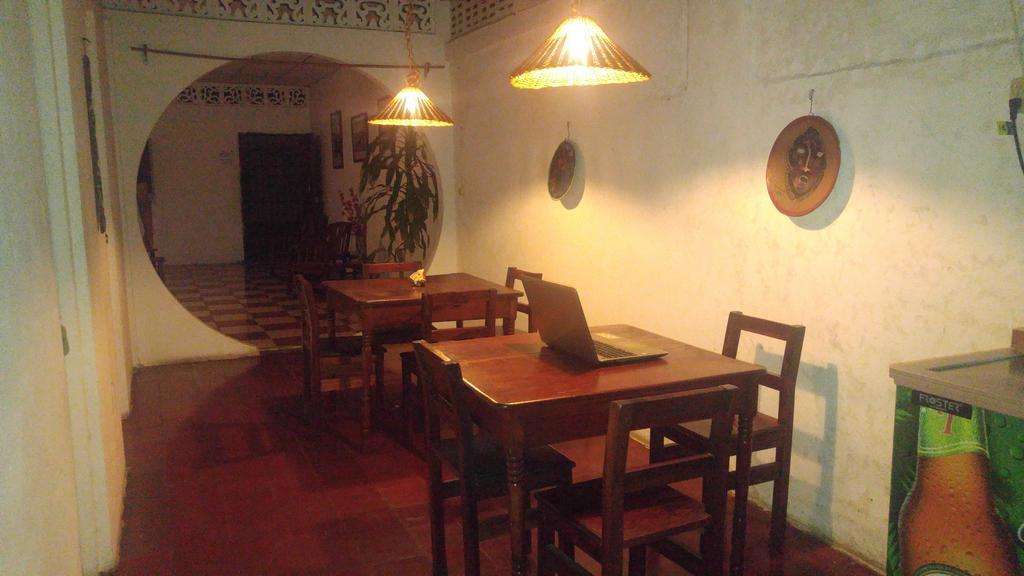 Casa Nica Leon Hostel エクステリア 写真