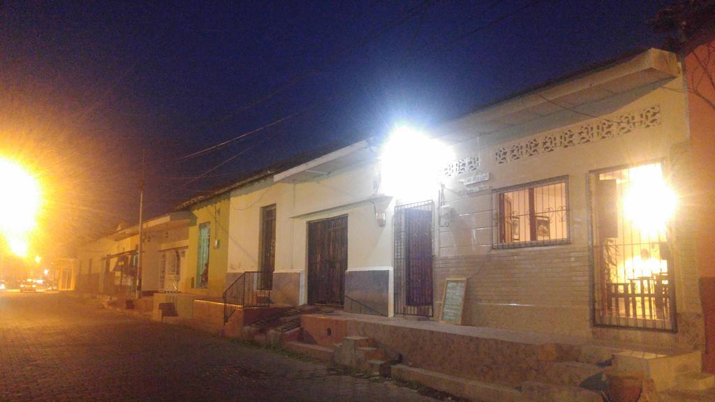 Casa Nica Leon Hostel エクステリア 写真