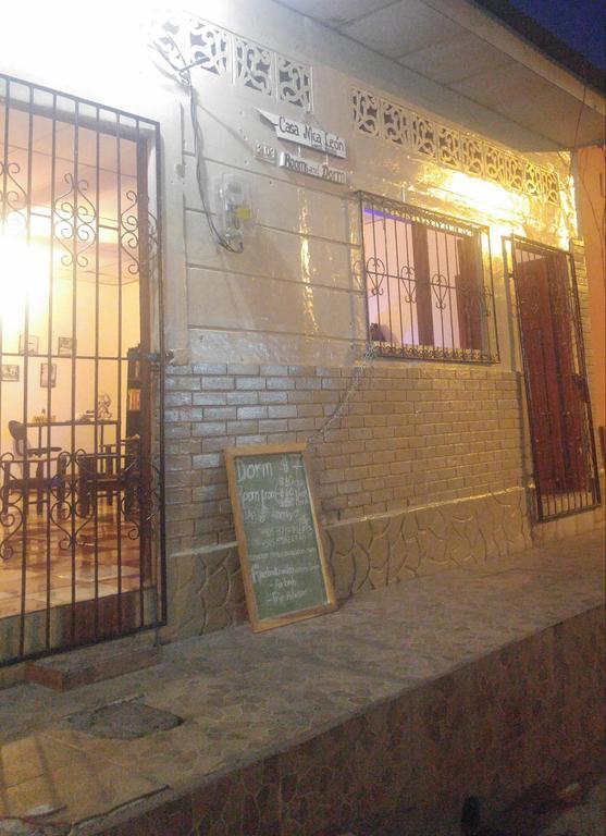 Casa Nica Leon Hostel エクステリア 写真
